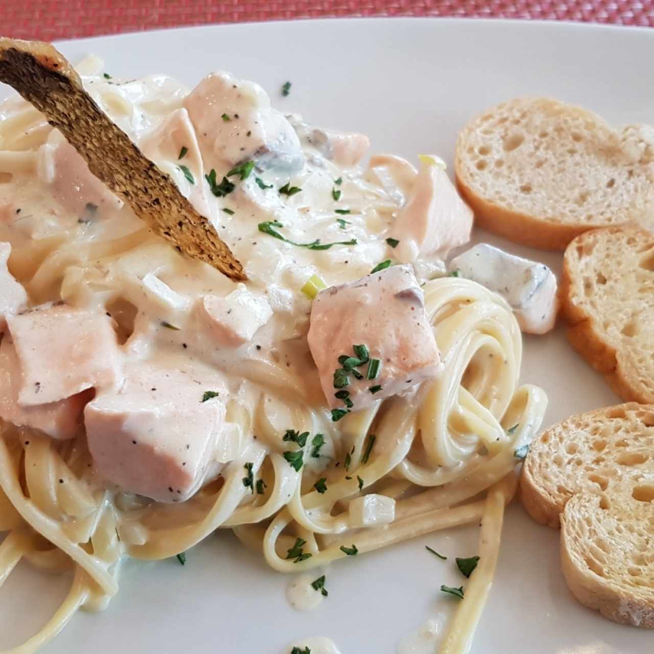 Pasta con Salmón en Crema Blanca