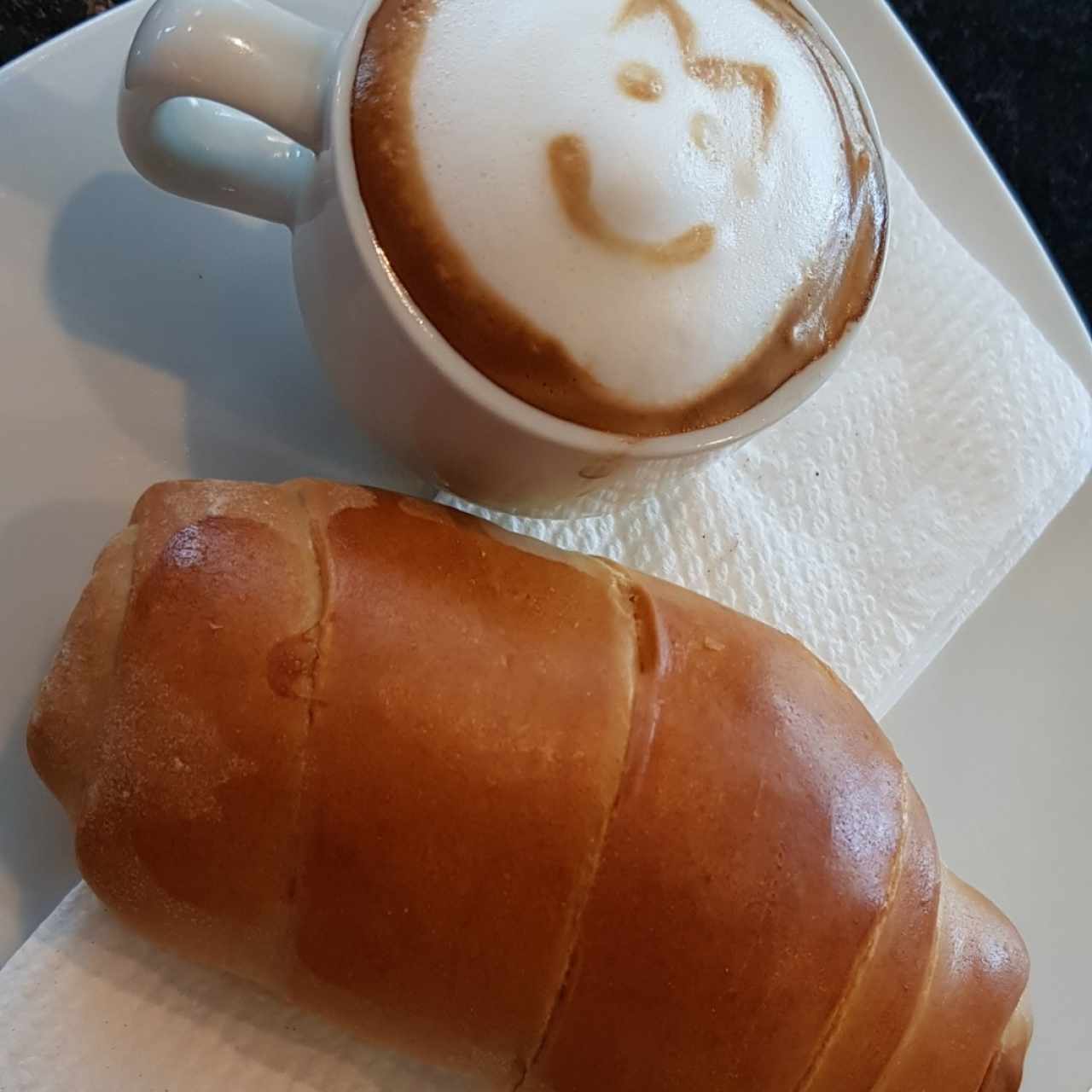 Cortado con cachito de jamón y queso crema