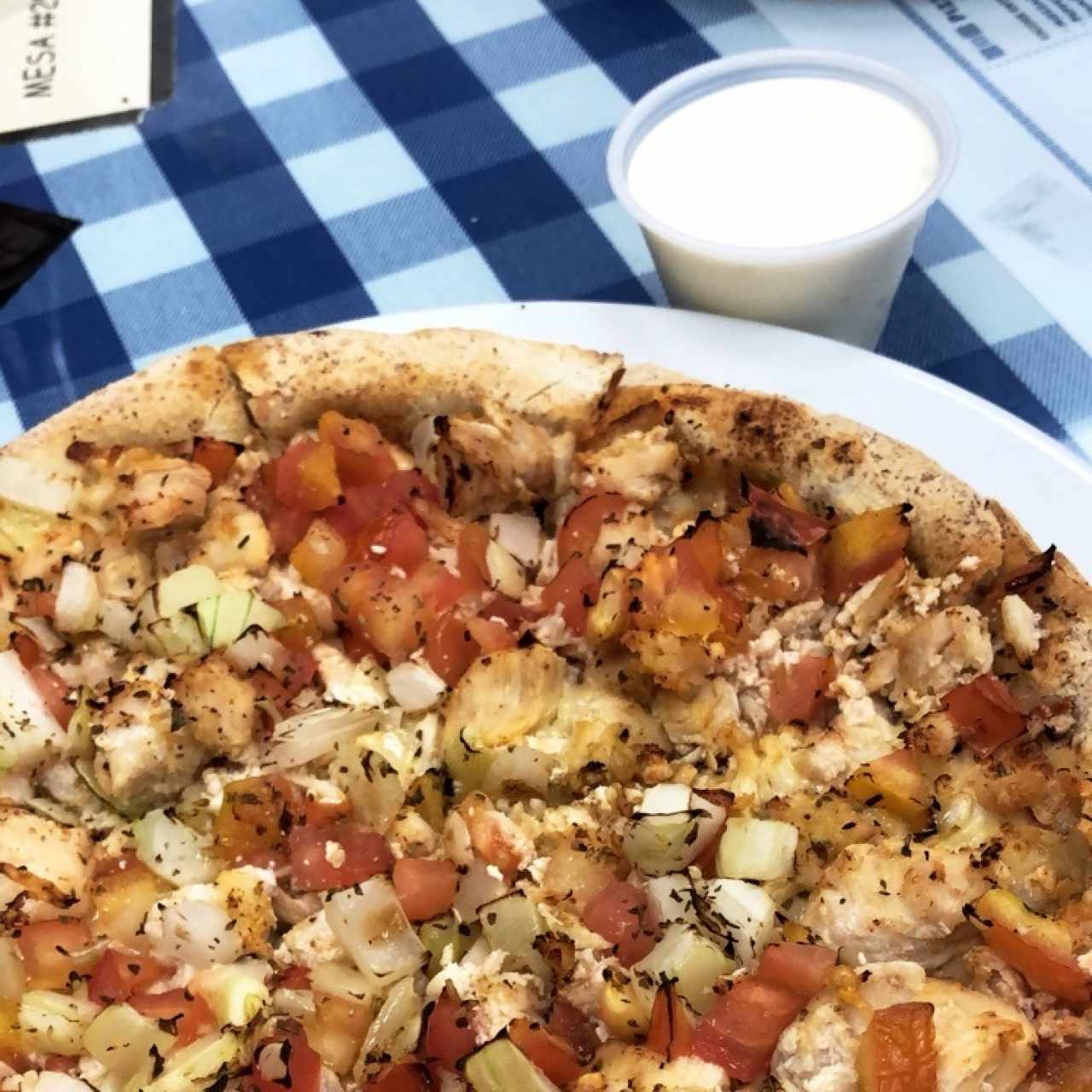 pizza de pollo especial con una orden de tzatziki