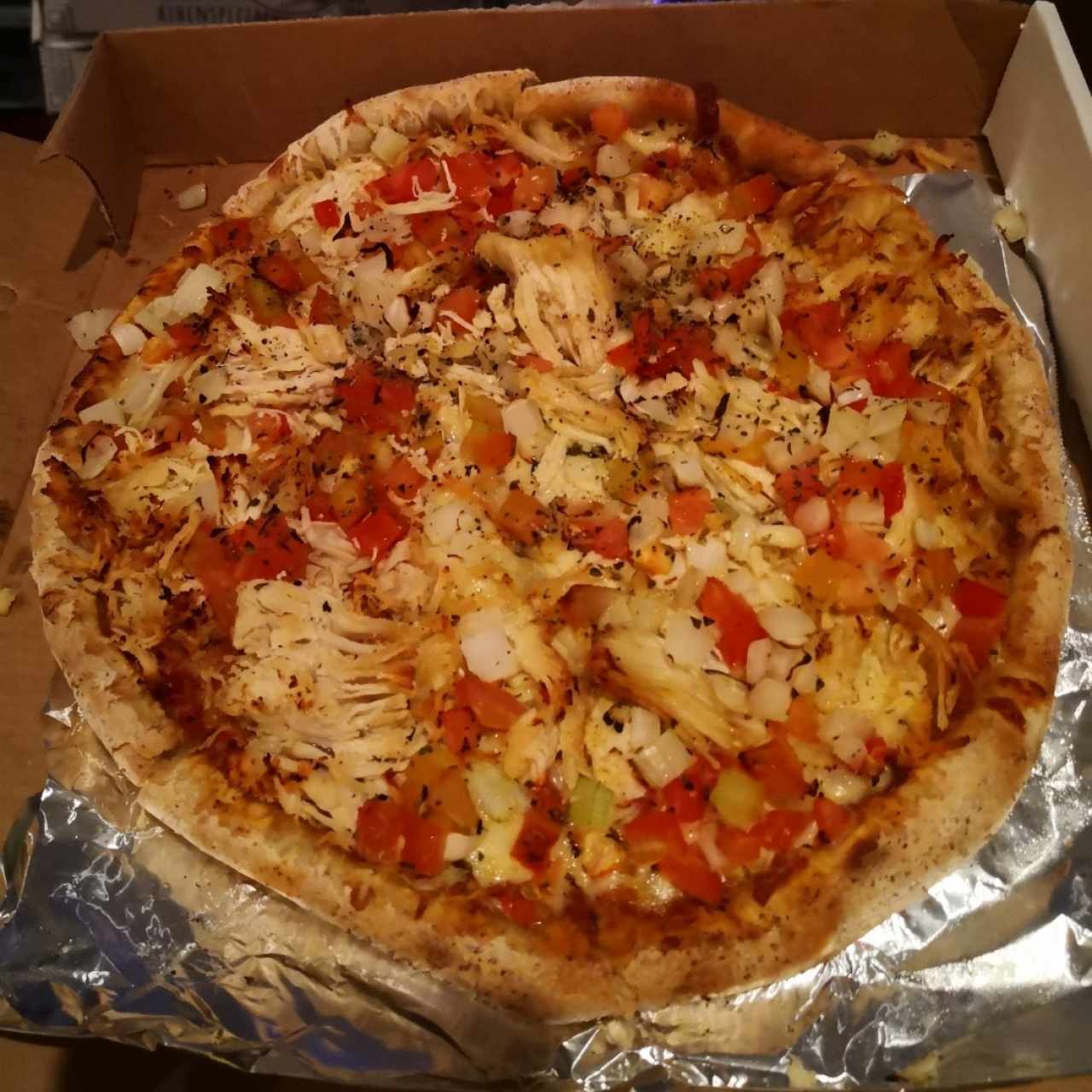 pi,za de pollo, tomate y cebolla 