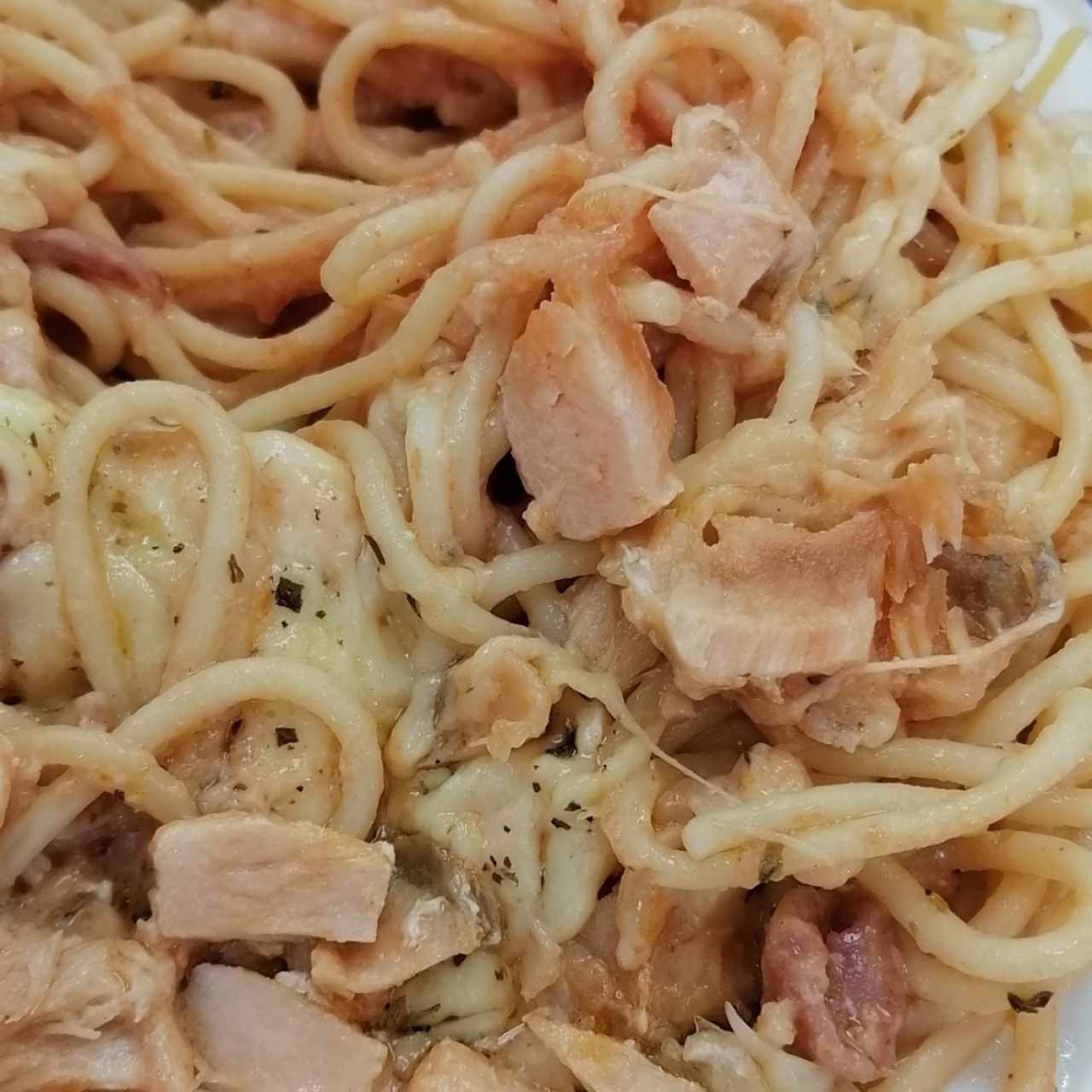 Pasta con salmón en salsa rosada (pescado crudo) 