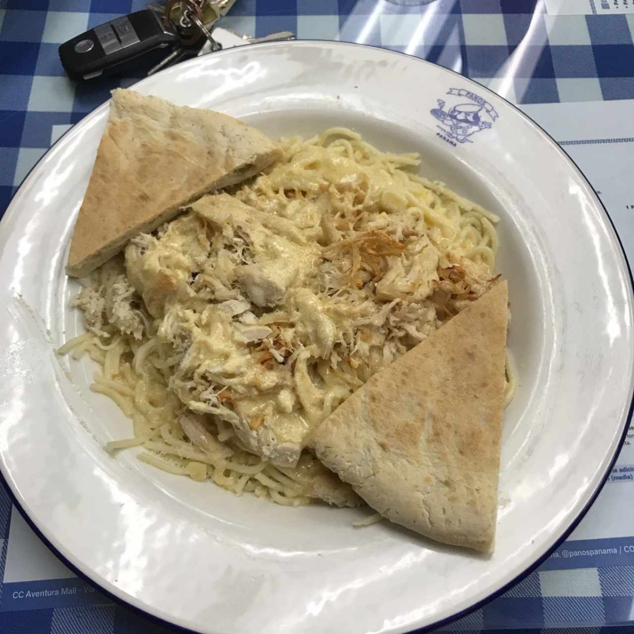 spagetti con pollo en salsa blanca