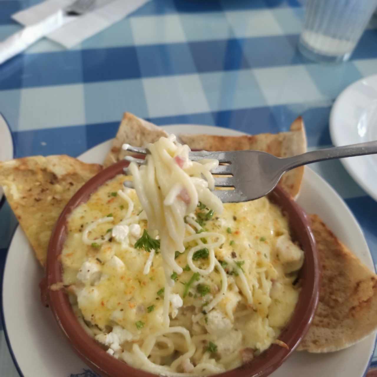 pasta pollo con tocino en salsa blanca