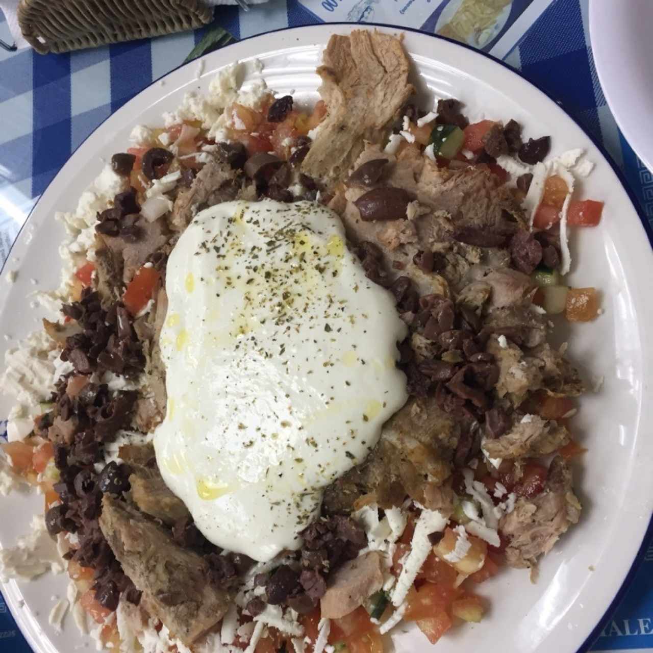 ladopsomo de pernil, satziki y aceitunas negras