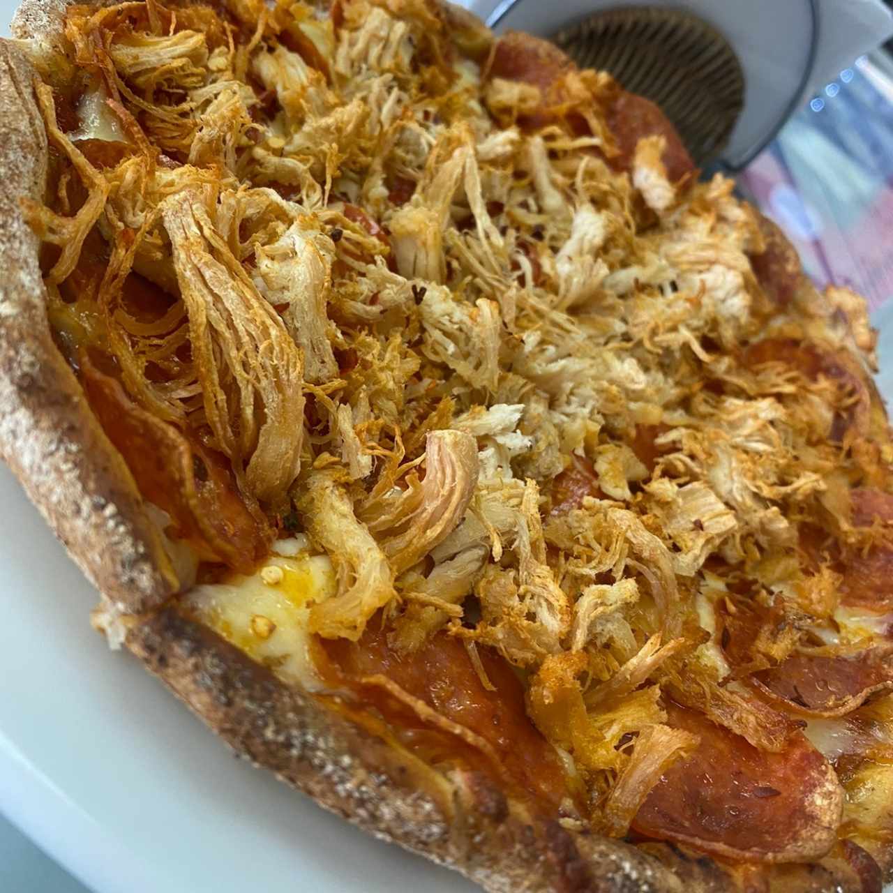 pizza de peperoni y pollo