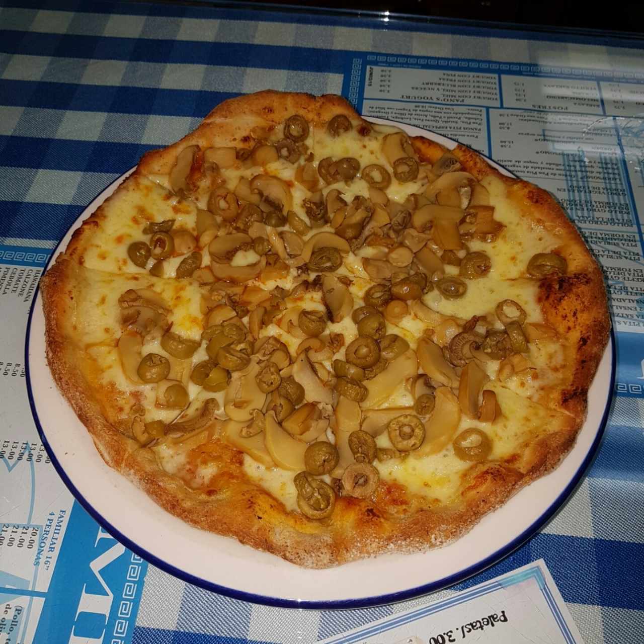 Pizza hongos con aceitunas