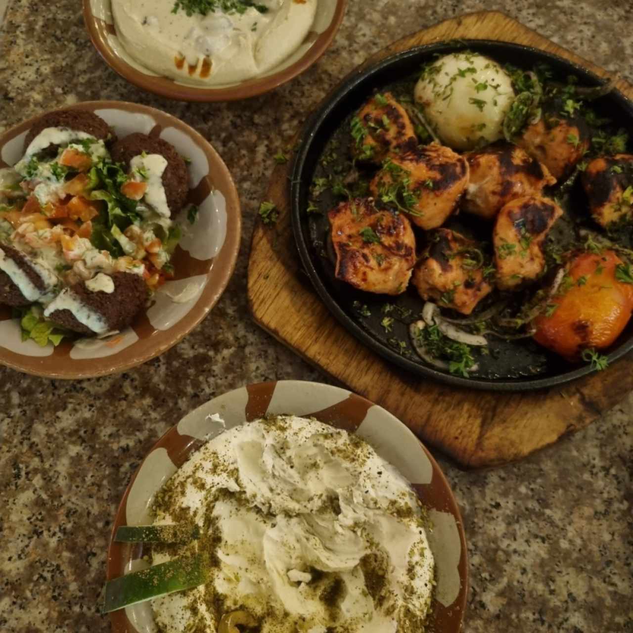 pollo, humus, labne y falafel