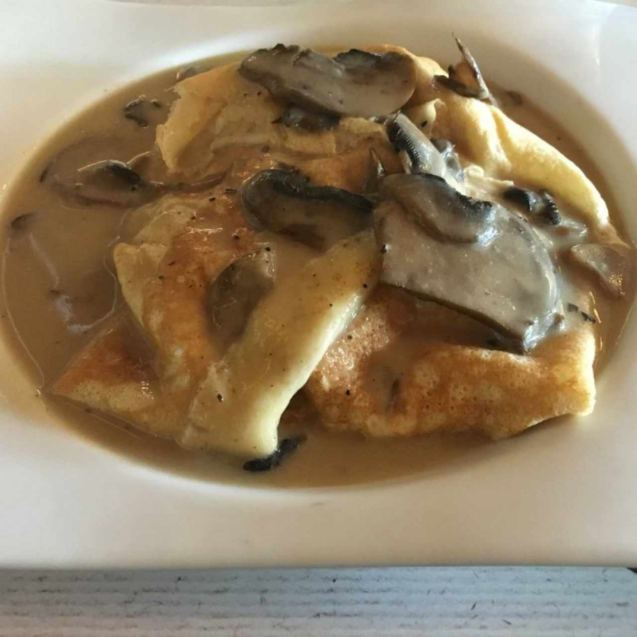 Crepe pollo, queso y champiñones