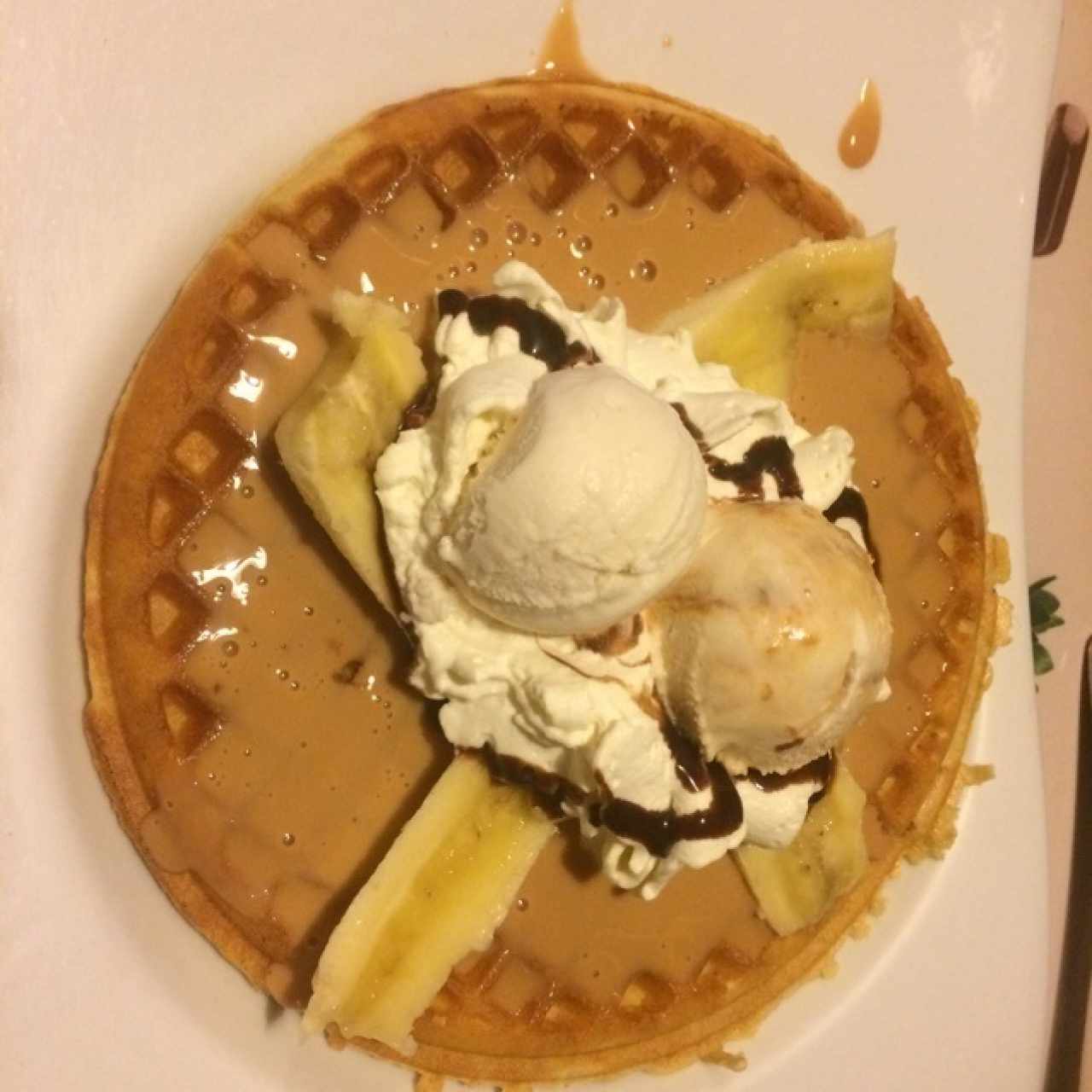 waffle de banano con arequipe