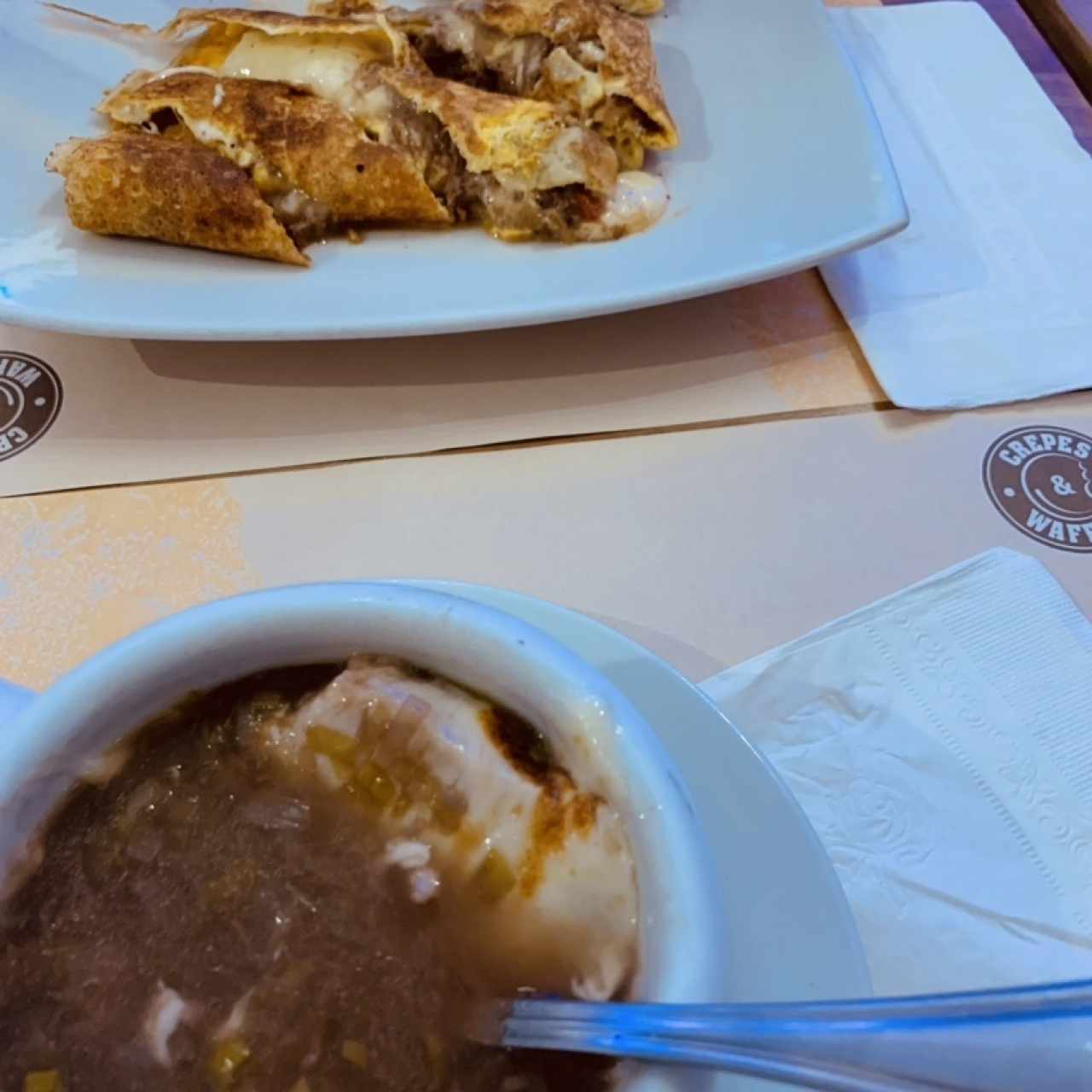 Crema de cebolla. Crepe con ropa vieja