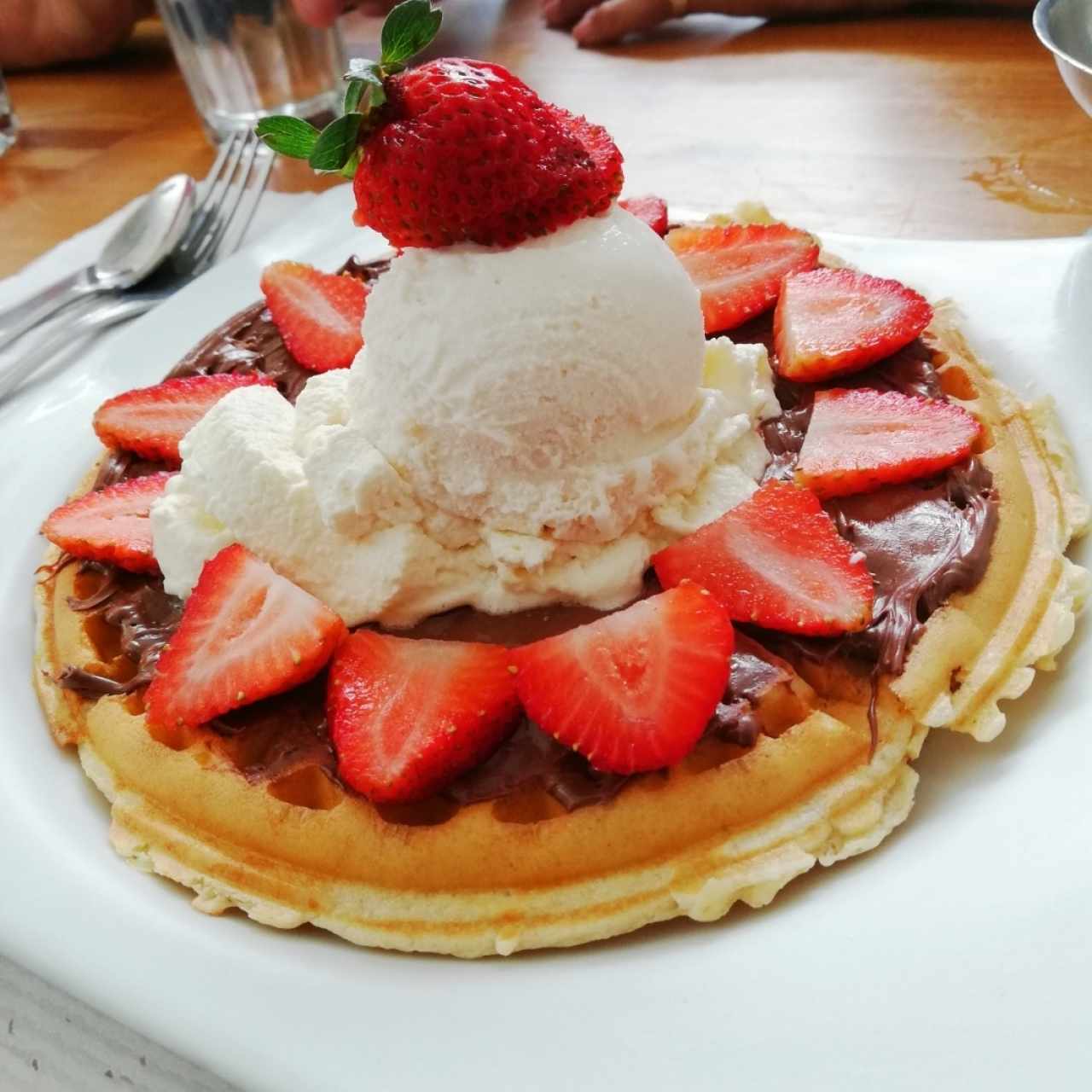 waffles de nutella con fresa y helado de vainilla