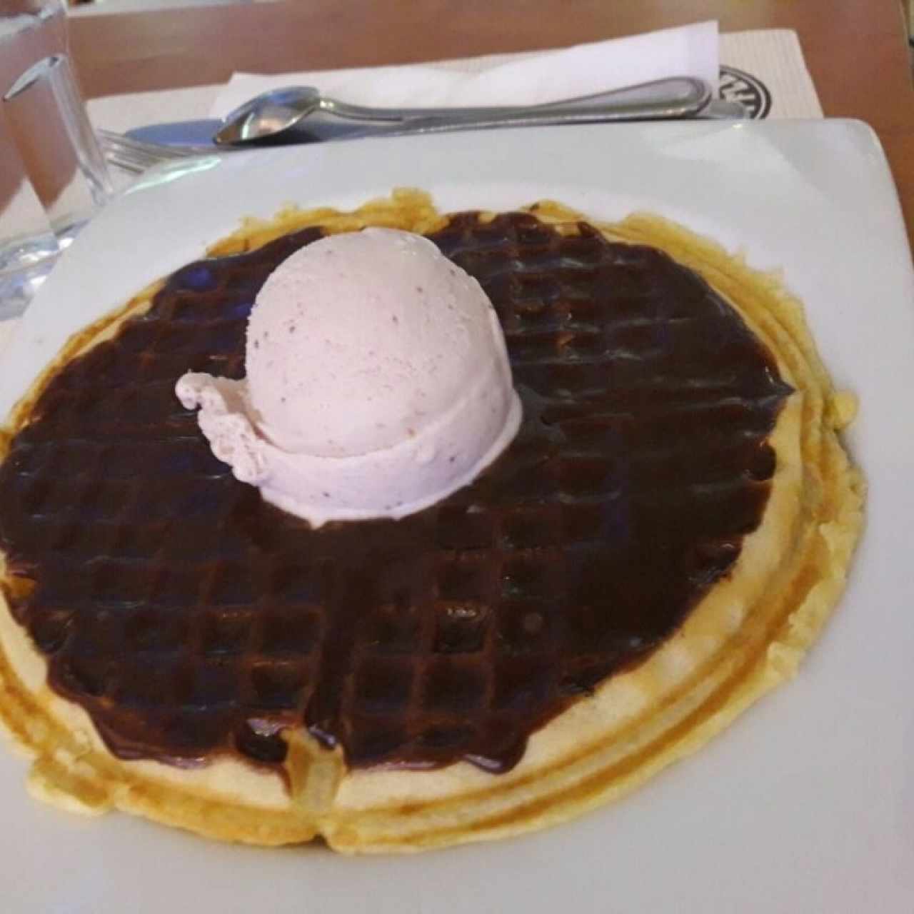 Waffle sencillo con helado y sirope de chocolate