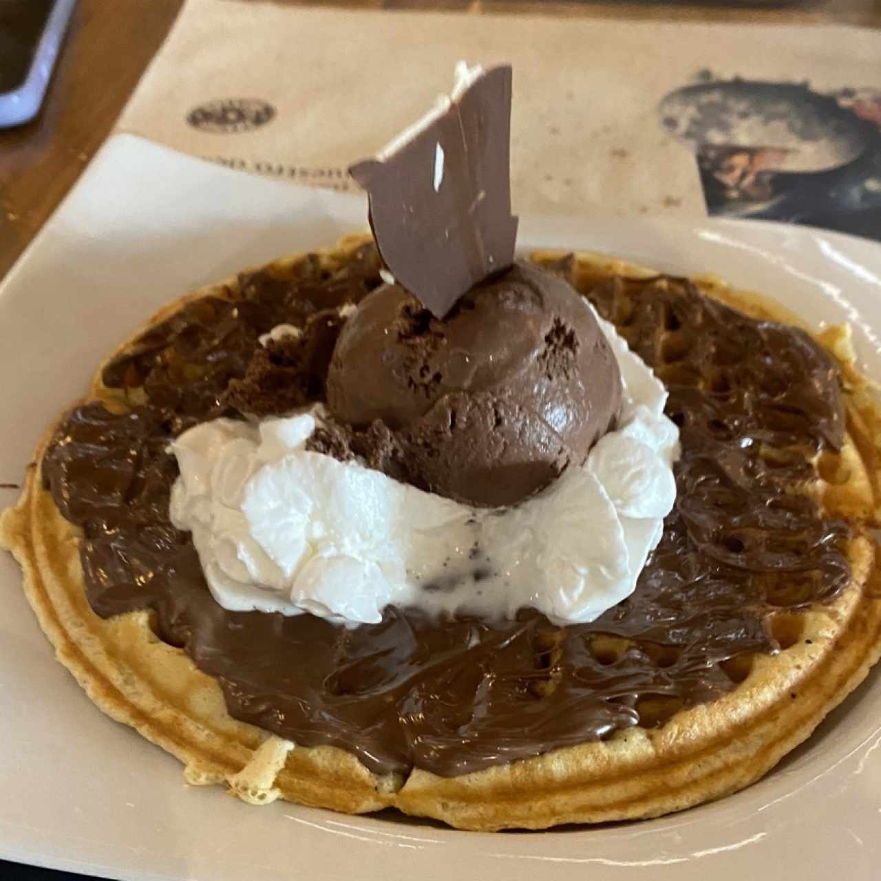 Waffle de Nutella y Heladoo de chocolate 