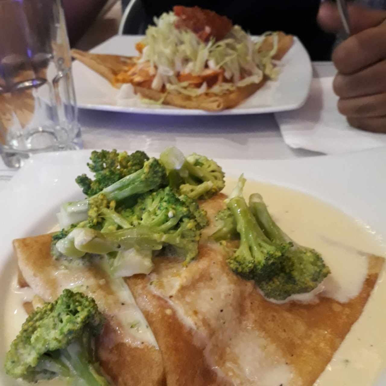 crepes de queso, brocoli y pollo