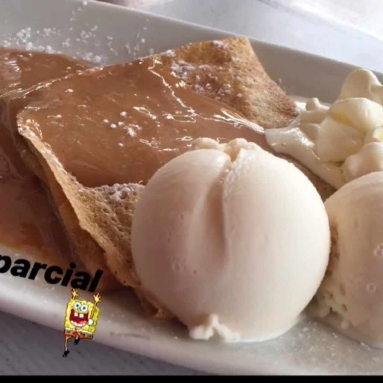 Crepe de dulce de leche con helado de vainilla