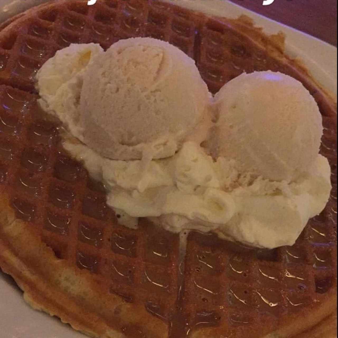 Waffle de dulce de leche con helado de vainilla