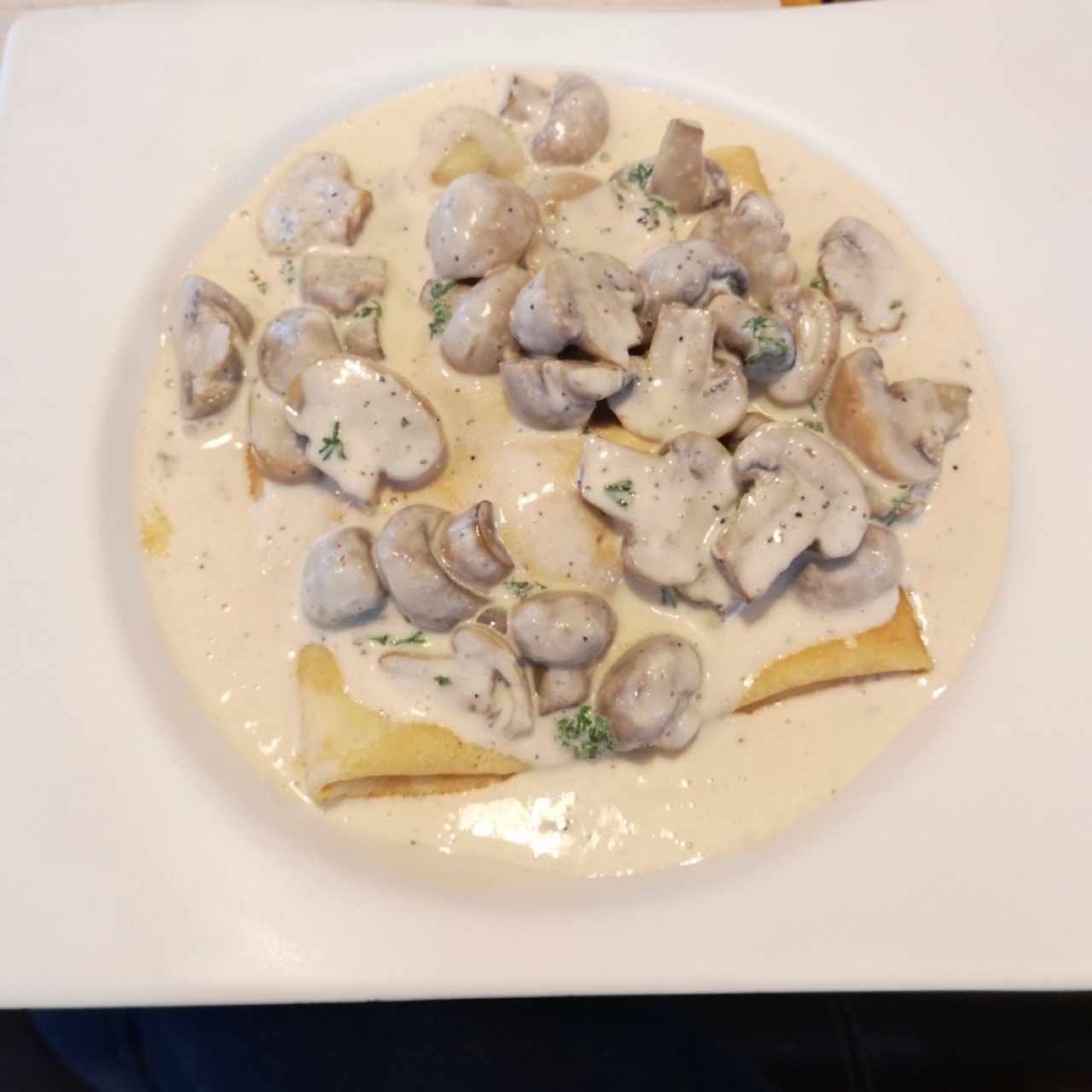 crepe vegetariano de champiñones al ajillo