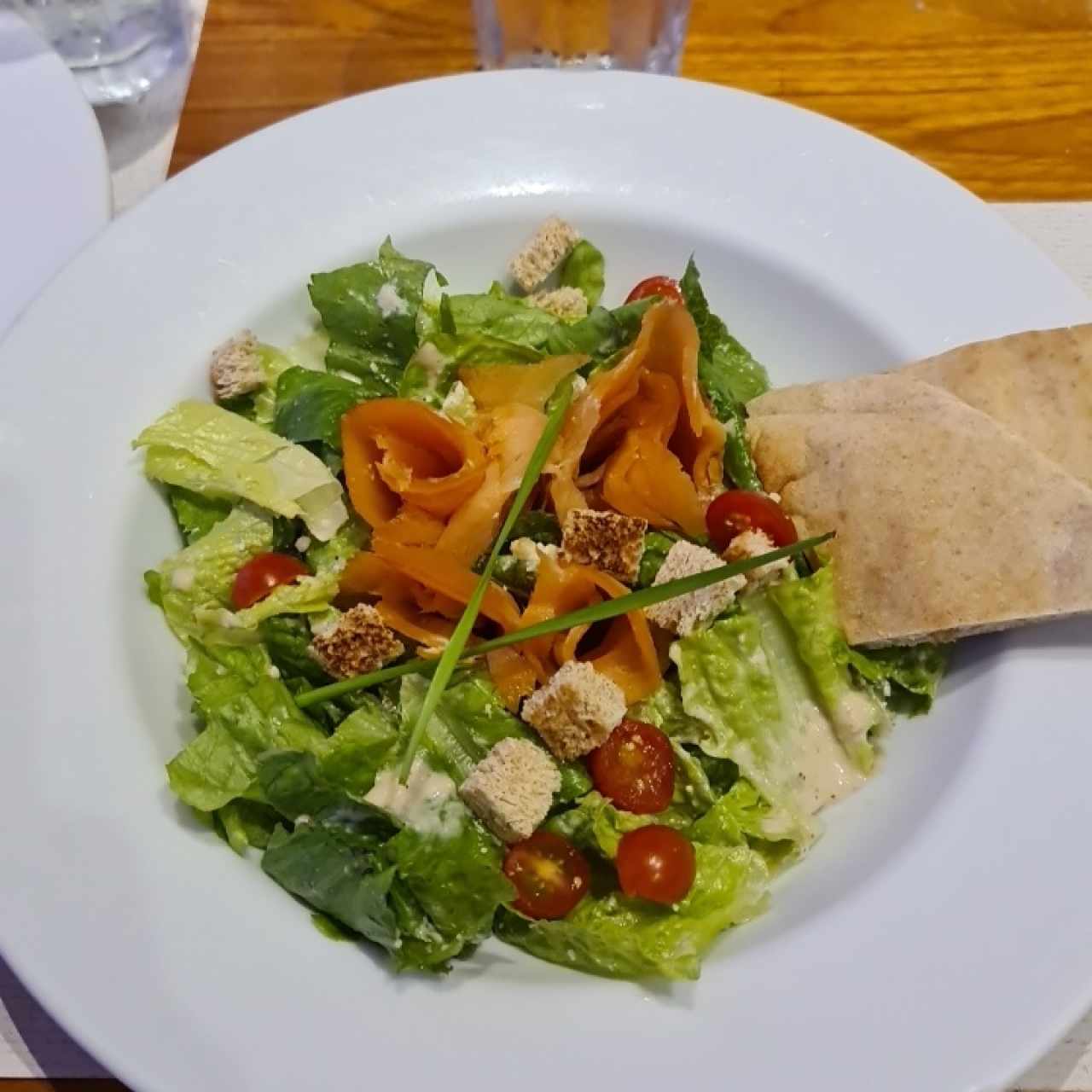 ensalada de cesar con salmon