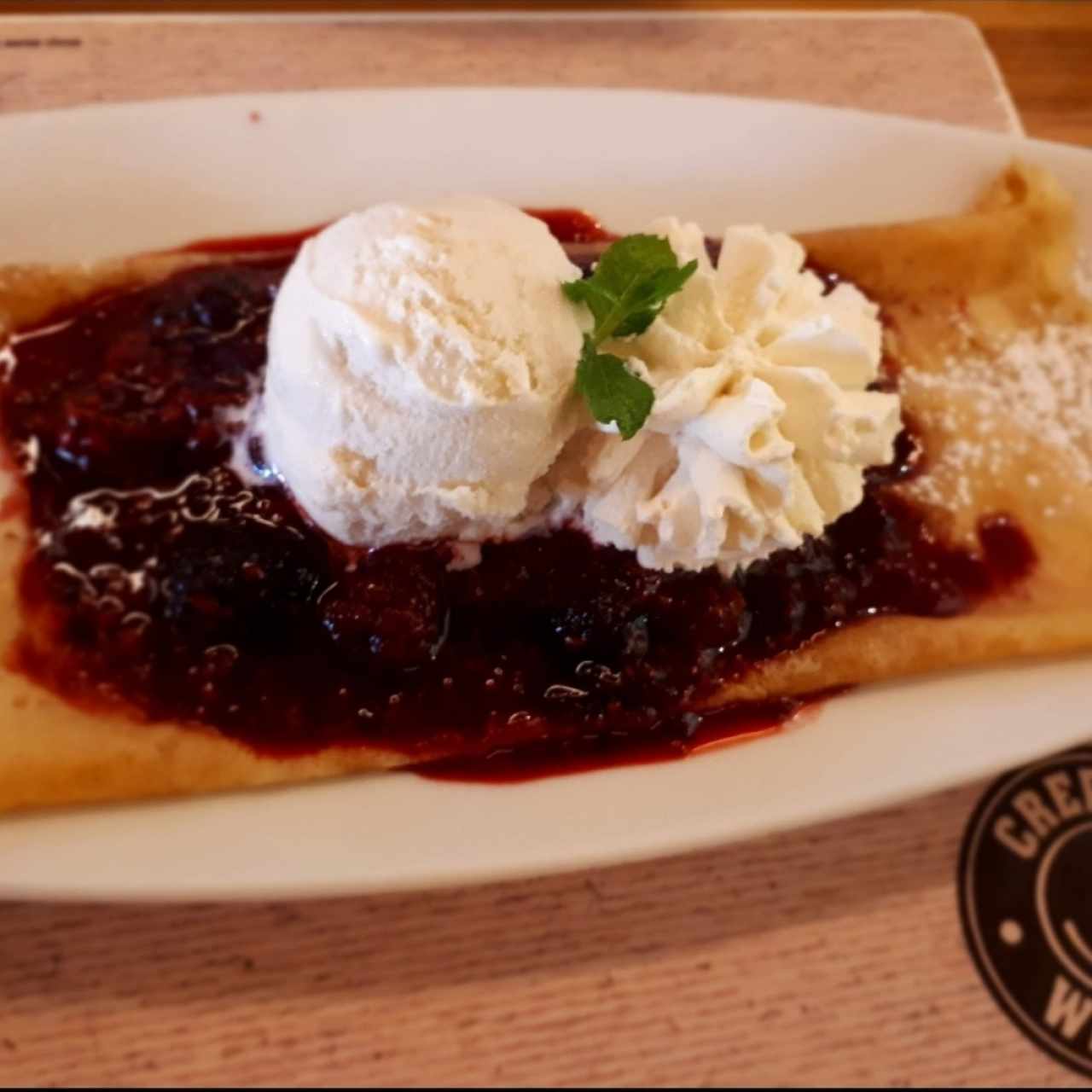 crepes con helado y frutos salvajes 