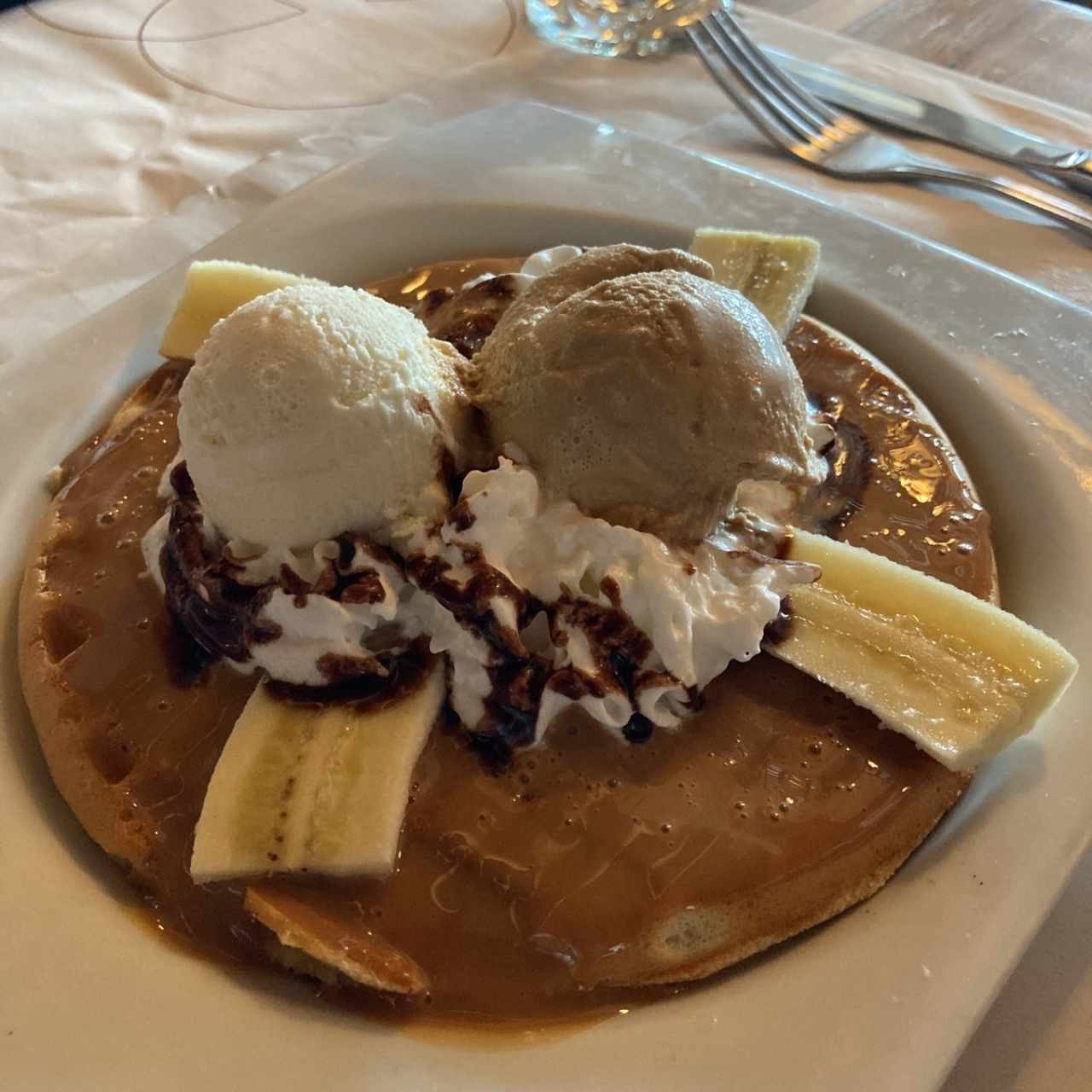 Waffle de arequipe con banana y helado