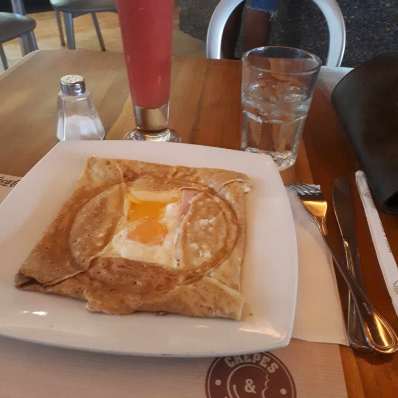 crepes de Huevo, jamón y queso. jugo de fresa  re delicioso