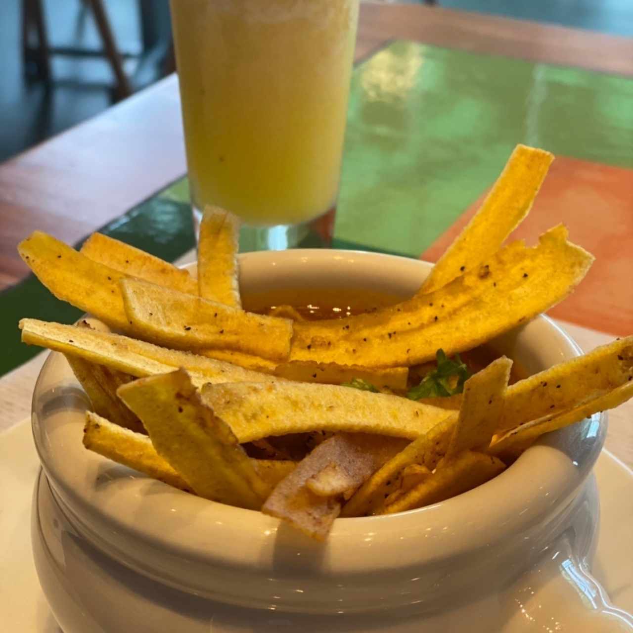 Covarachia, sopa de tomate con aguactae y chips de plátanos