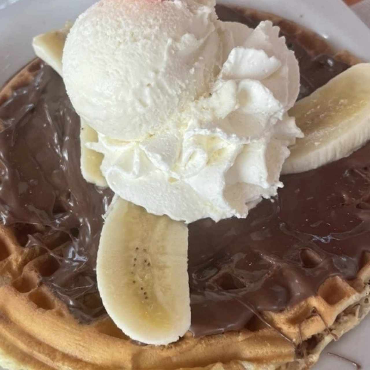 Waffle de nutela con helado y banana 