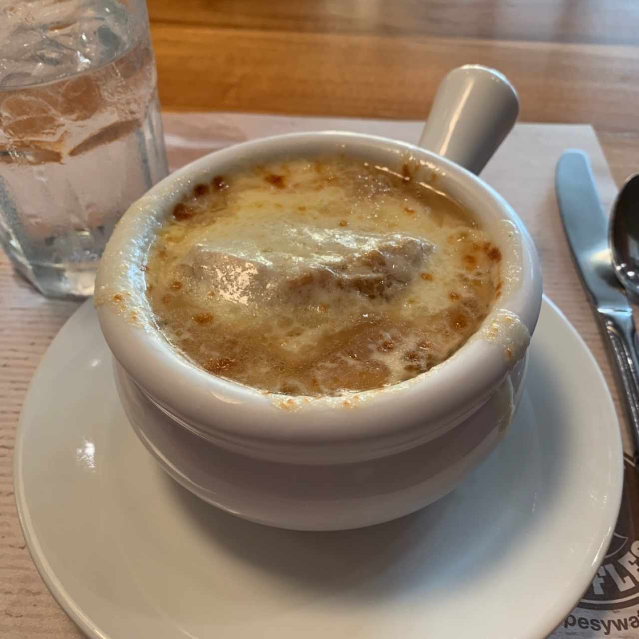 Sopa de cebolla gratinada. 