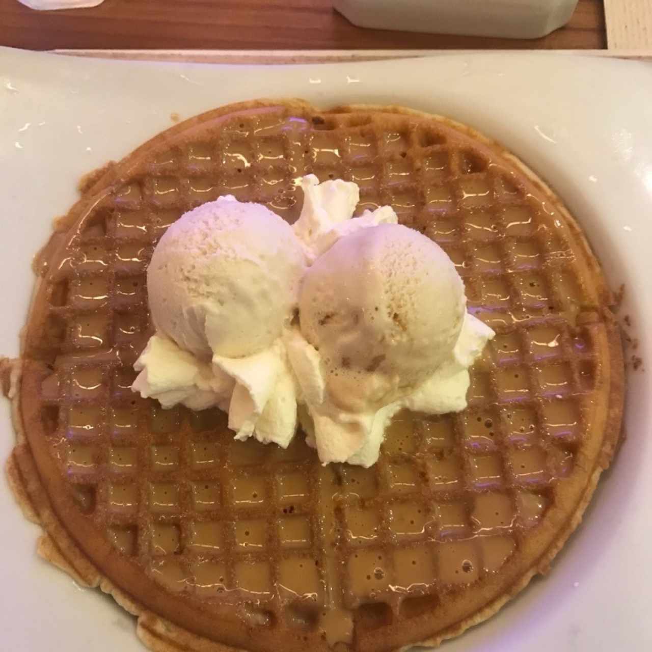 waffles con arequipe y helado