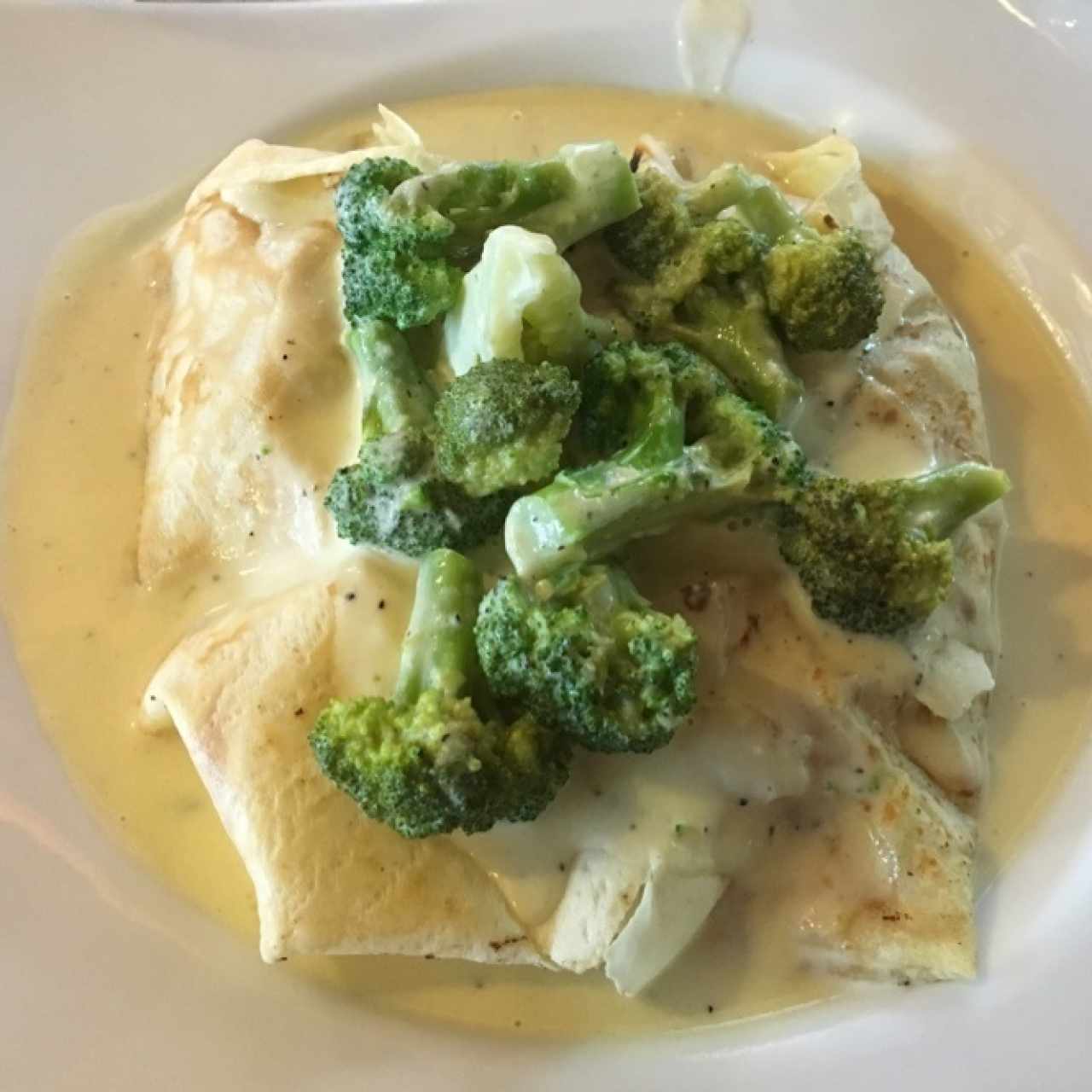 Crepe de pollo, queso y brocoli