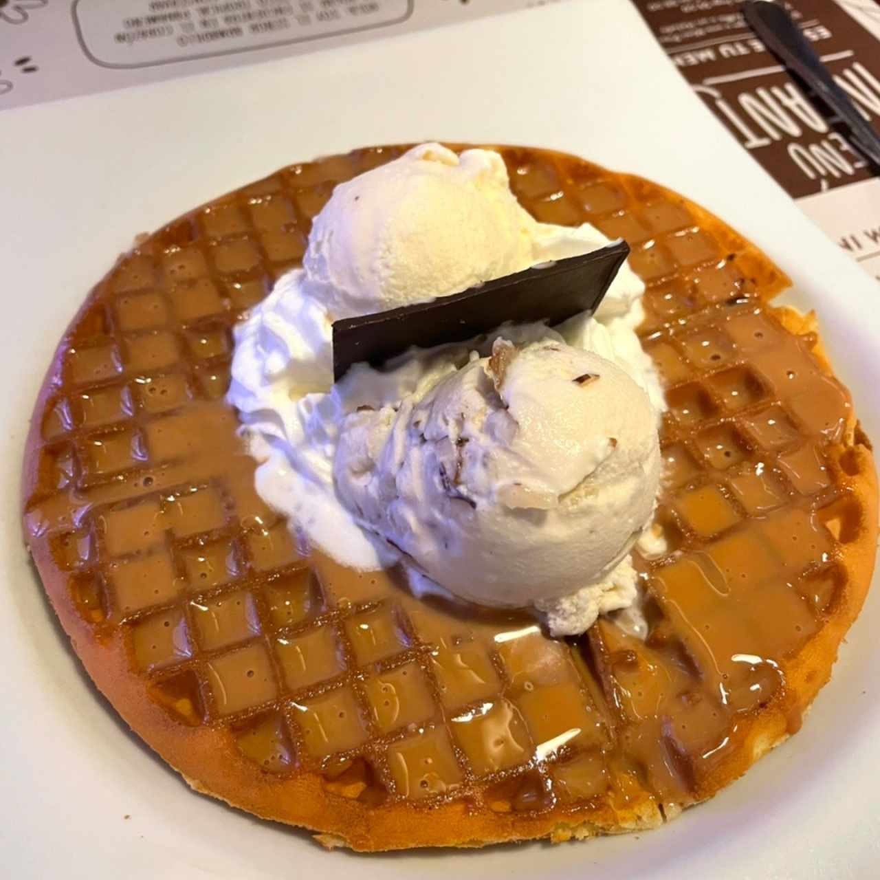 waffle de arequipe con helado