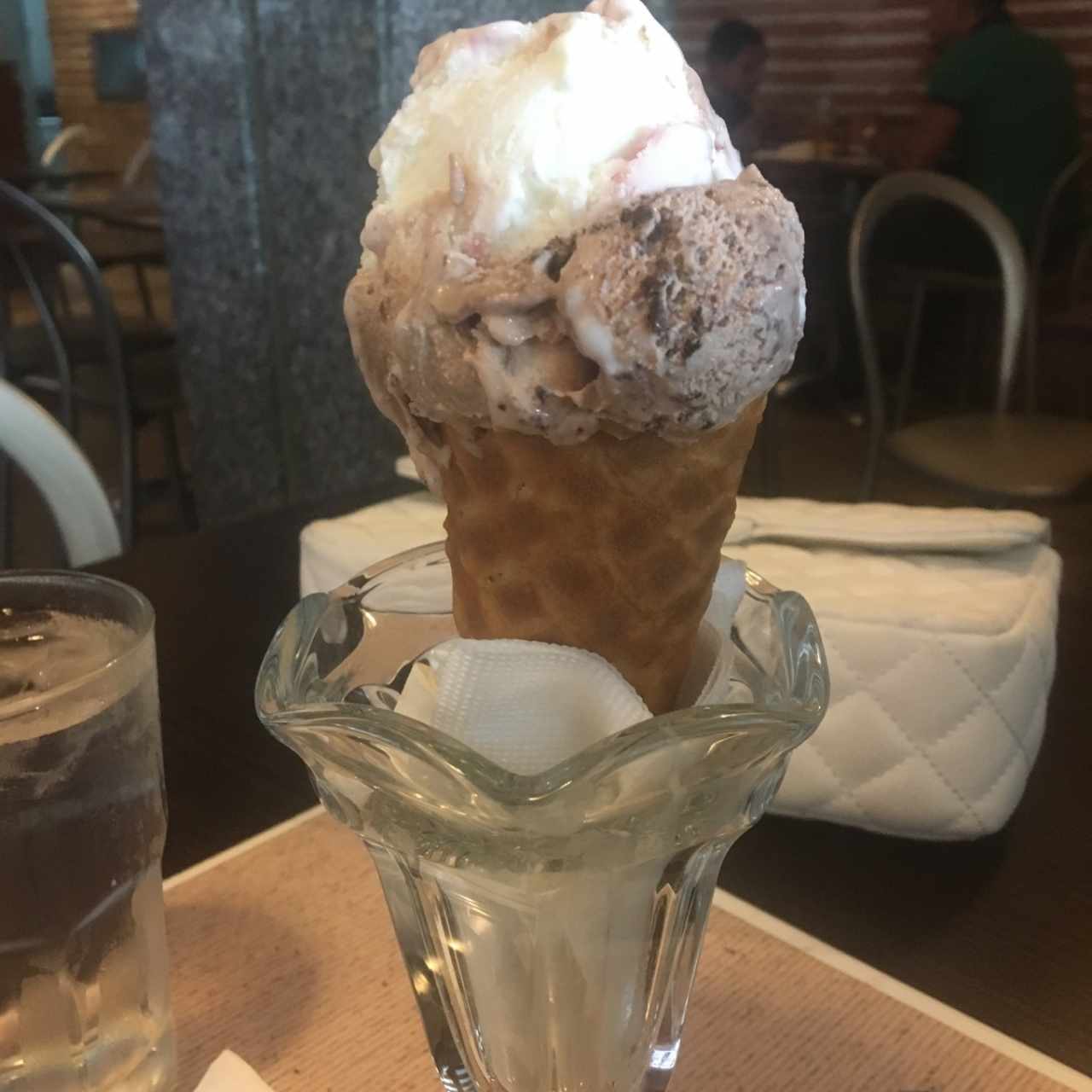 Helado de frutos del bosque y avellana