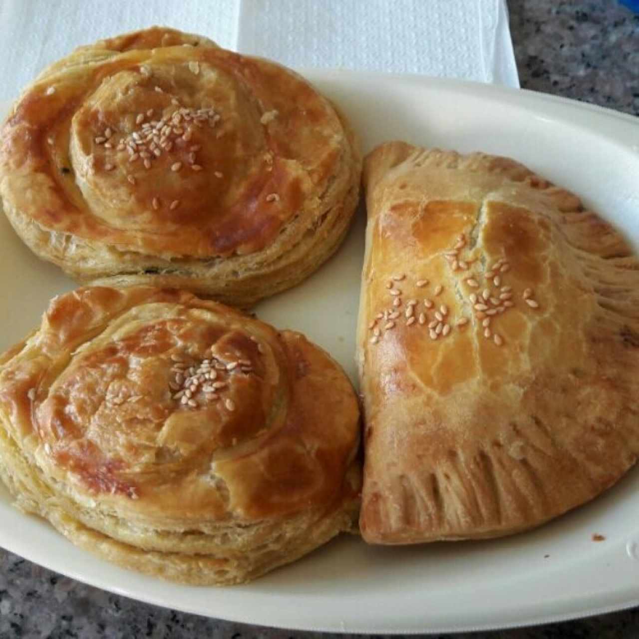 pastelito espinaca y queso feta y empanada artesana de pollo