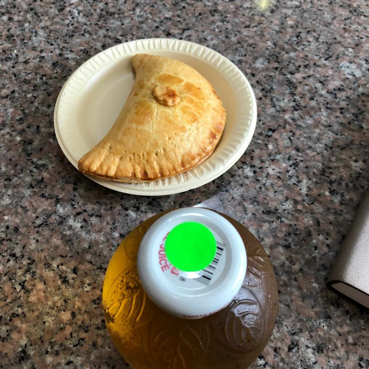 Empanada de Pollo Buffalo y Jugo de Manzana