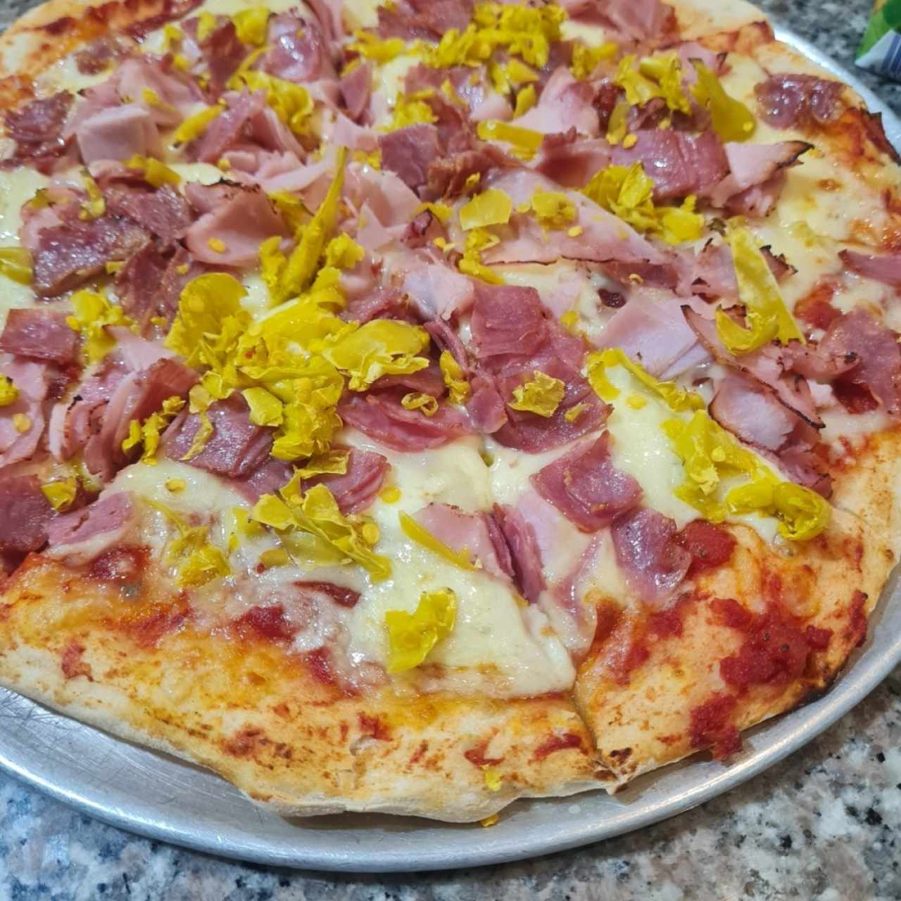 pizza de peperroni con ají 