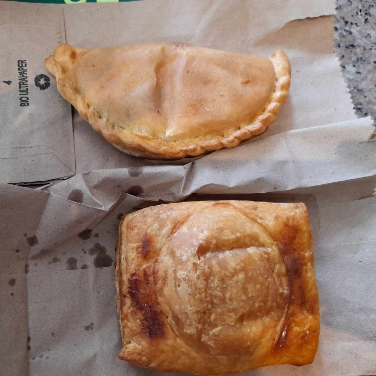 Empanada de Pulled Pork y Pastelito de Pollo