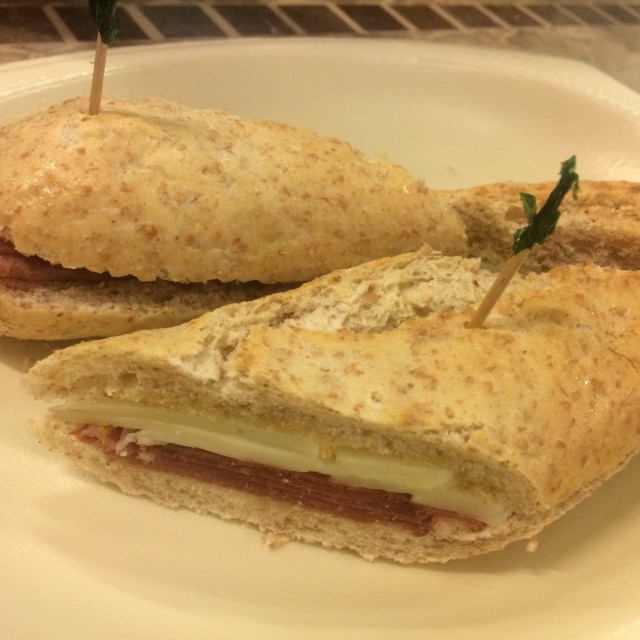 Emparedado de jamón serrano y queso manchego