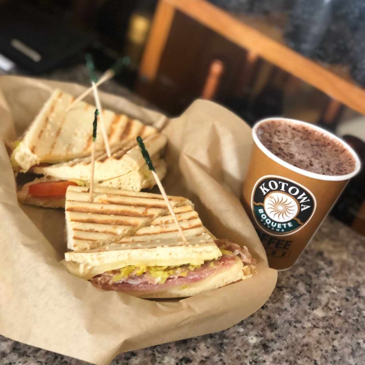 emparedado panini italiano y chocolate caliente ♥️