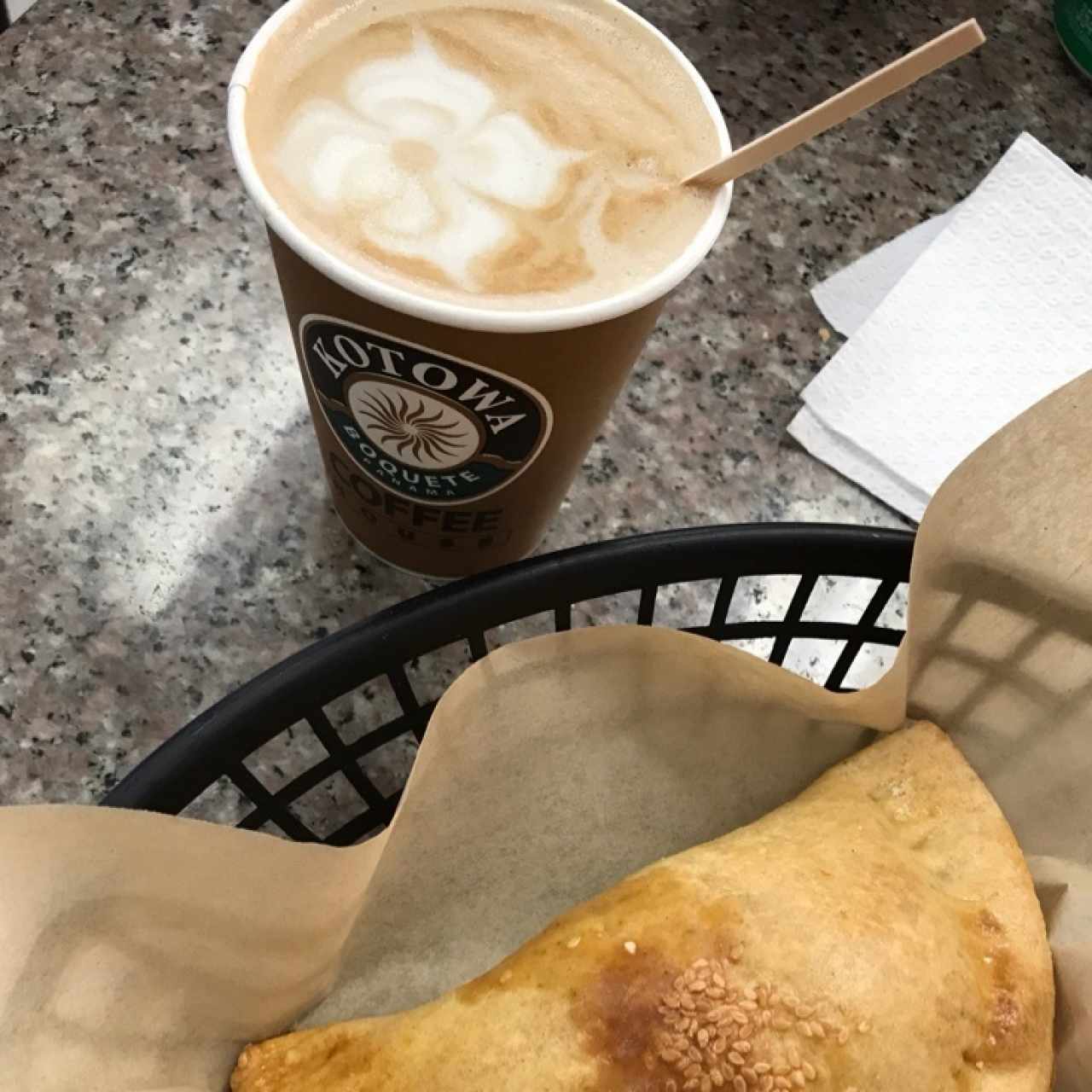 cappuccino y empanada artesanal de pollo