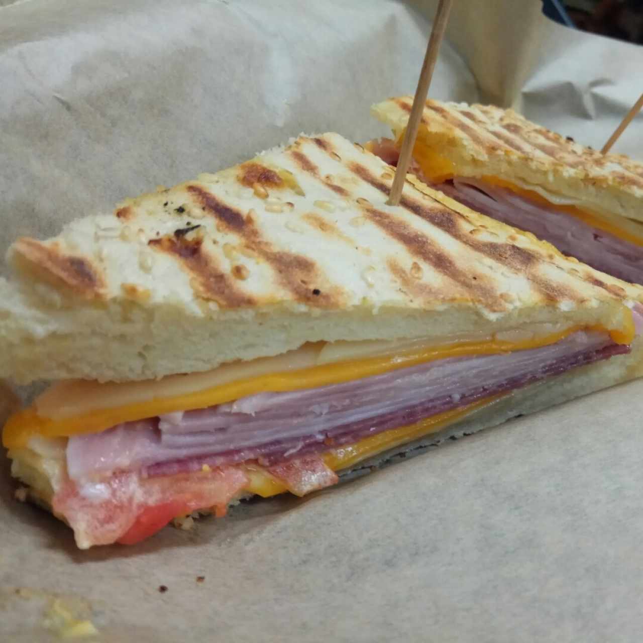 panini de jamón y salami 