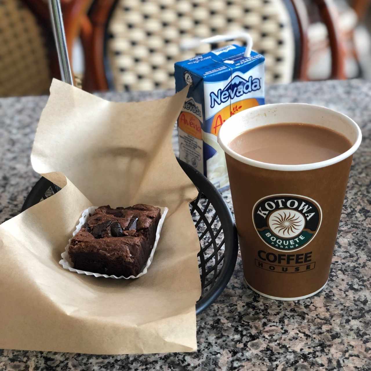 un delicioso Té Chai y un Brownnie