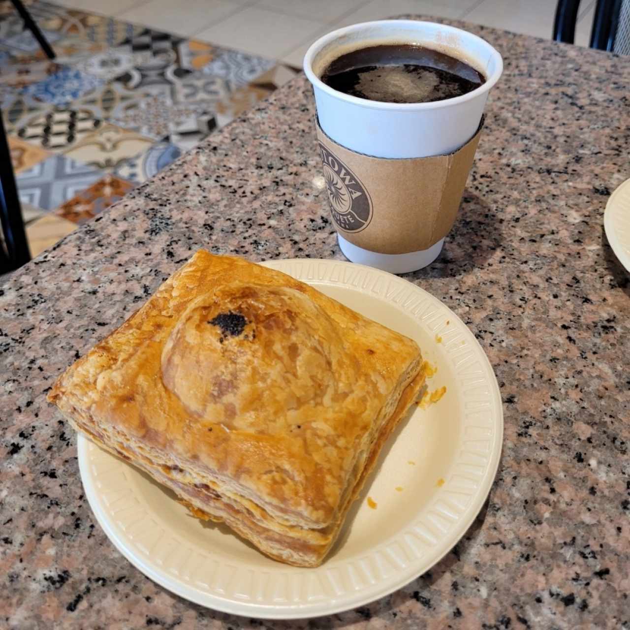 café y pastelitos de carne 