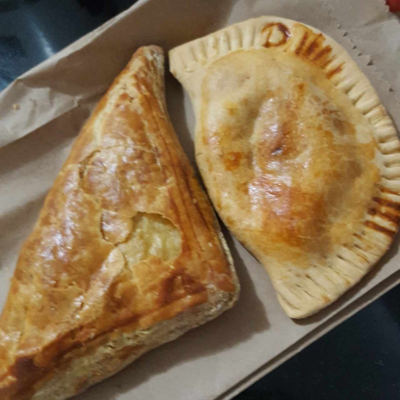 empanada de queso y espinacas y artesanal de carne