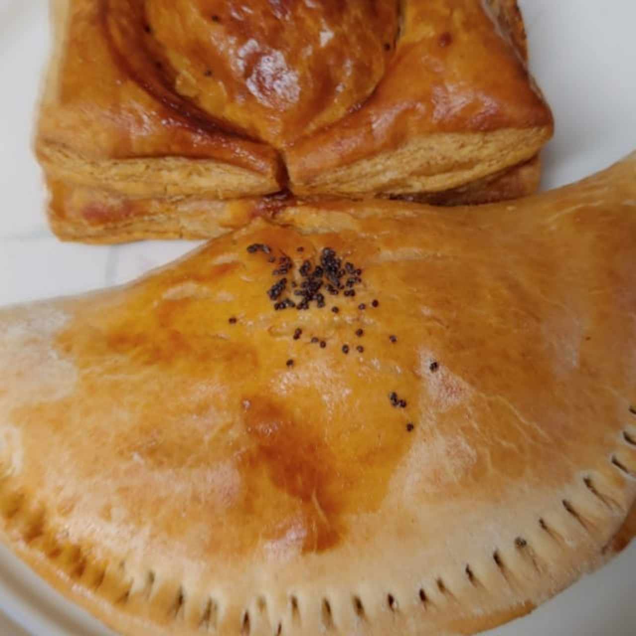 empanada de carne y pasteliti de pollo