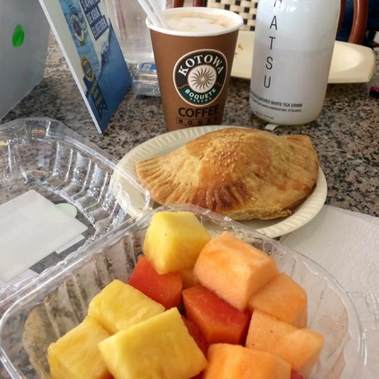 ensalada de frutas, empanada de pollo artesanal y cappucino