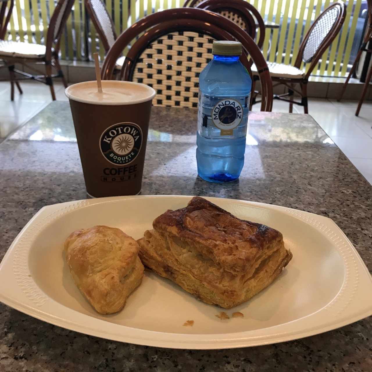 empanada de queso ahumado, pastelito de pollo y capuccino