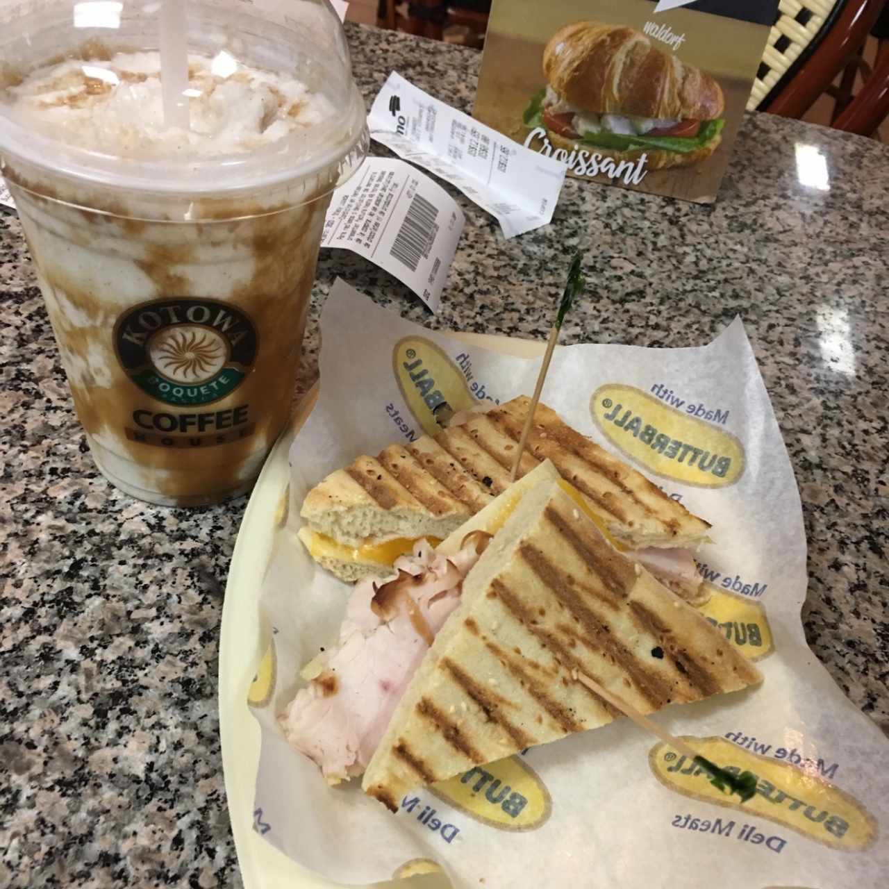 panini california con un frappe de vanilla y caramelo 