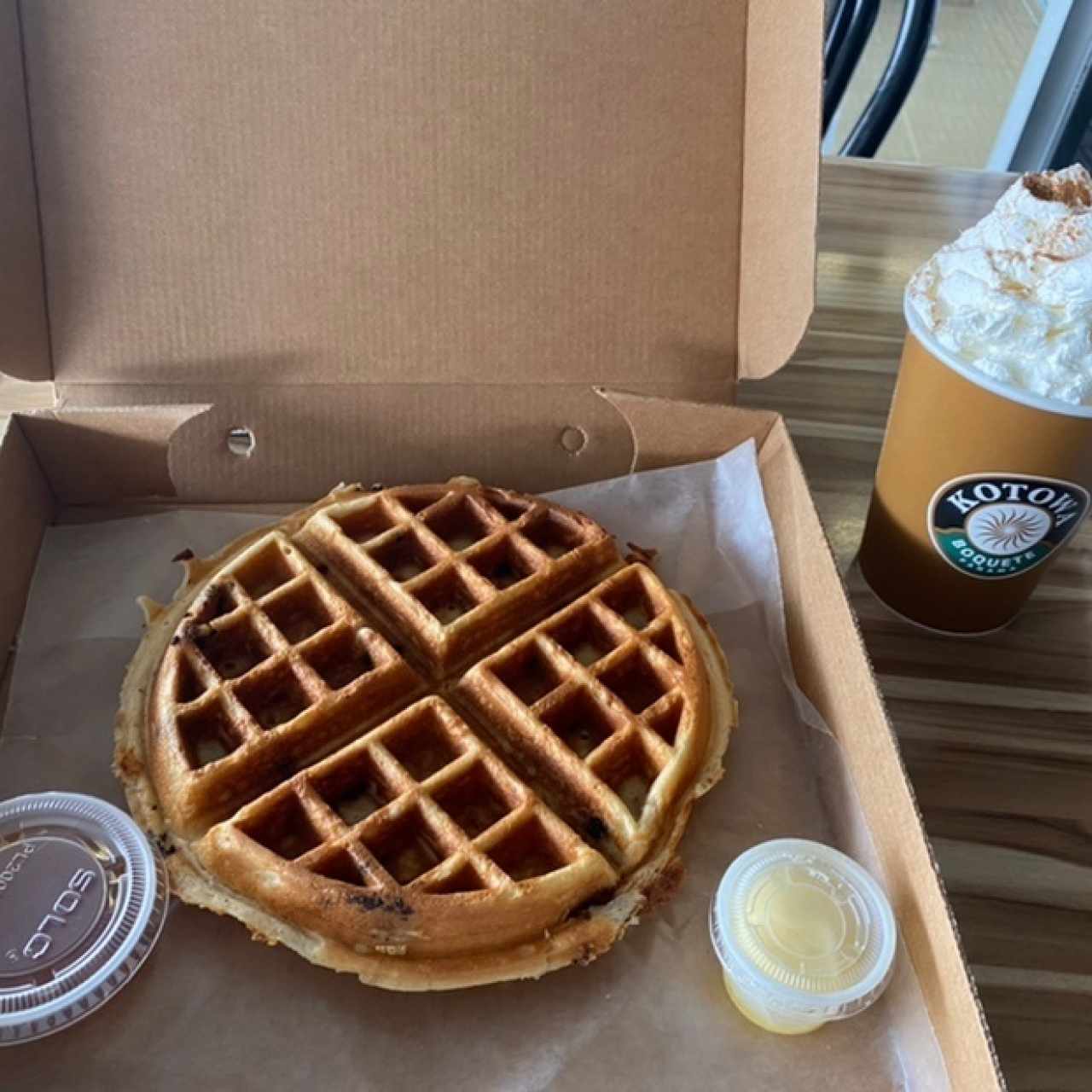 Waffle de chispas de chocolate y café con crema batida