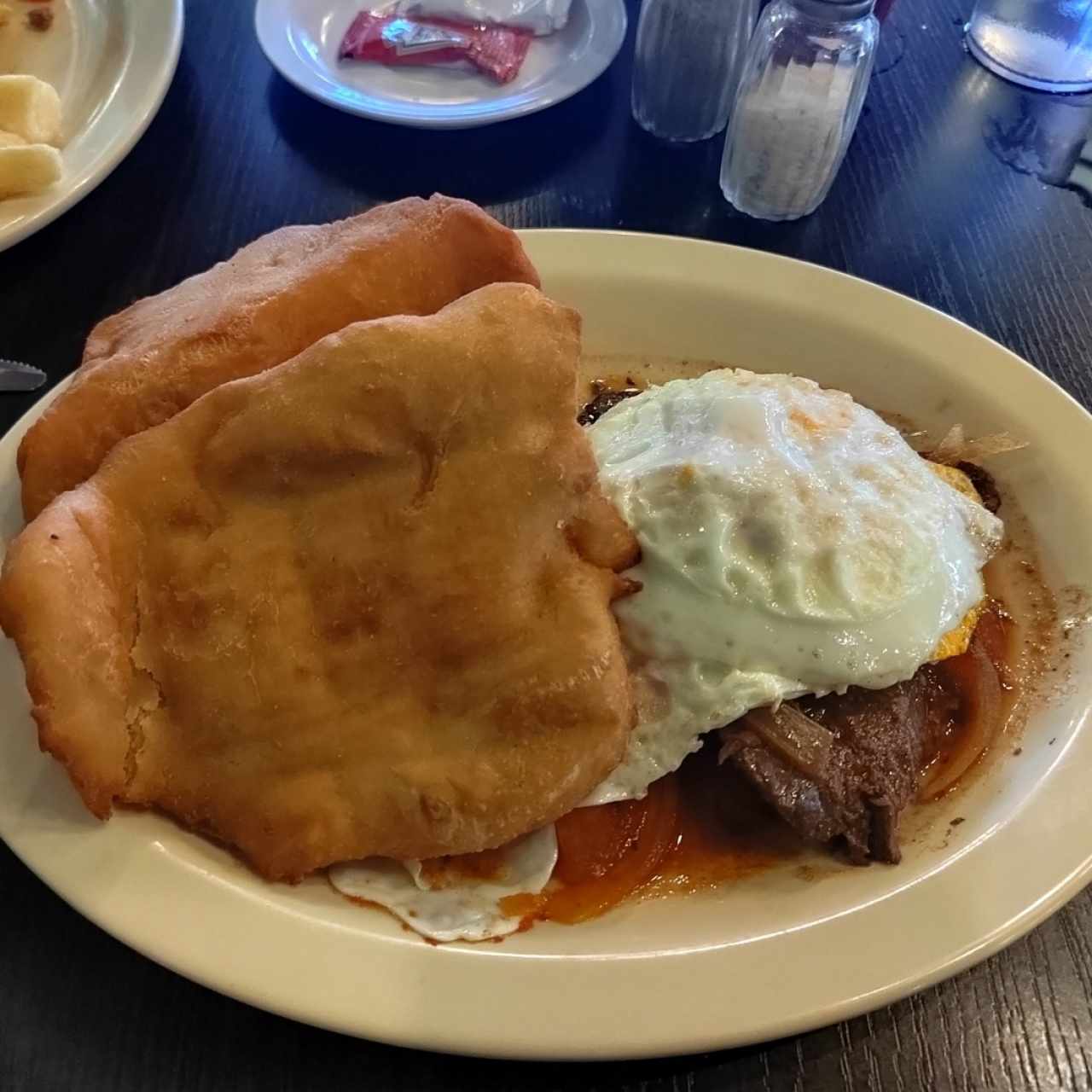 Bistec a caballo + hojaldres 