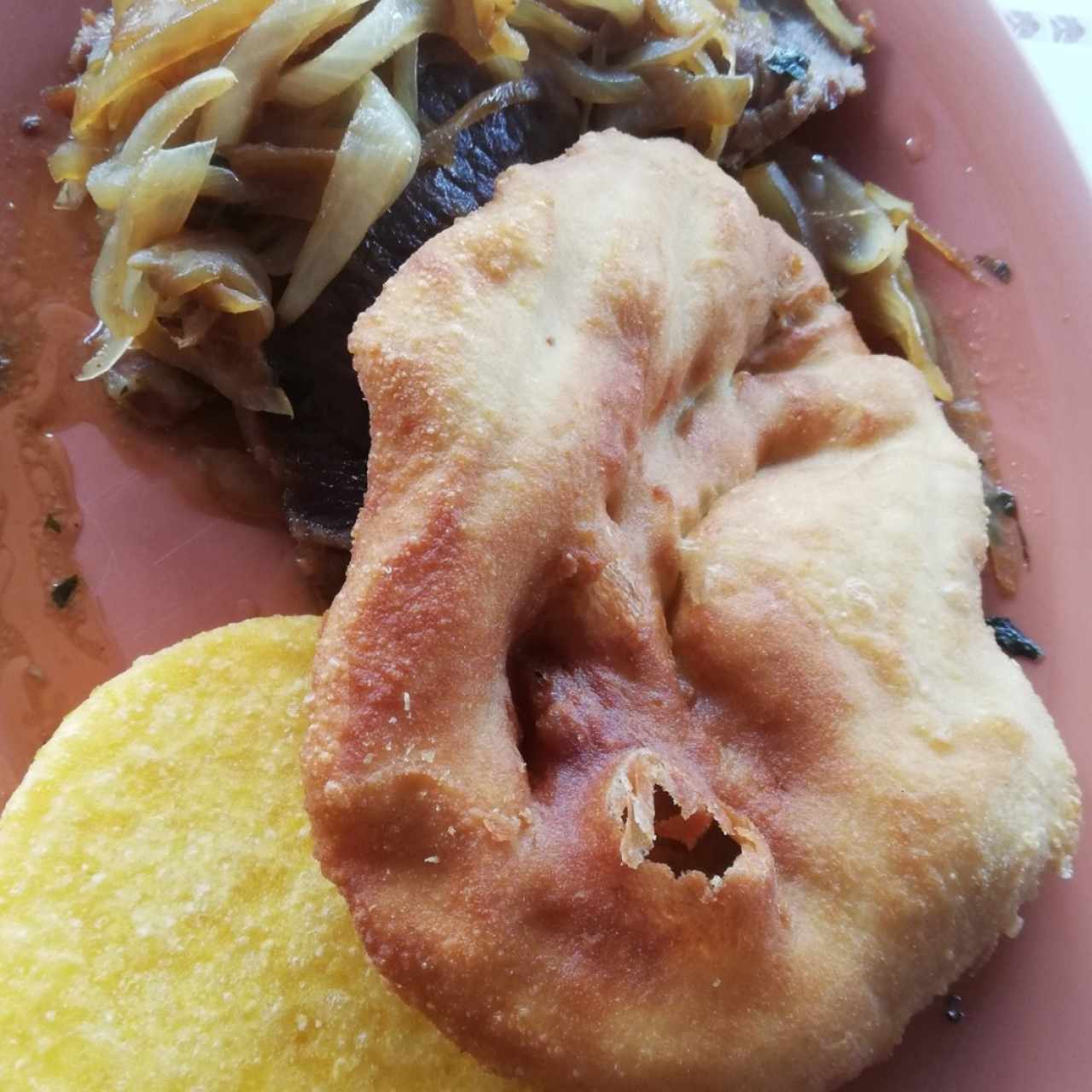 Bistec Encebollado con Hojaldre y Tortilla 